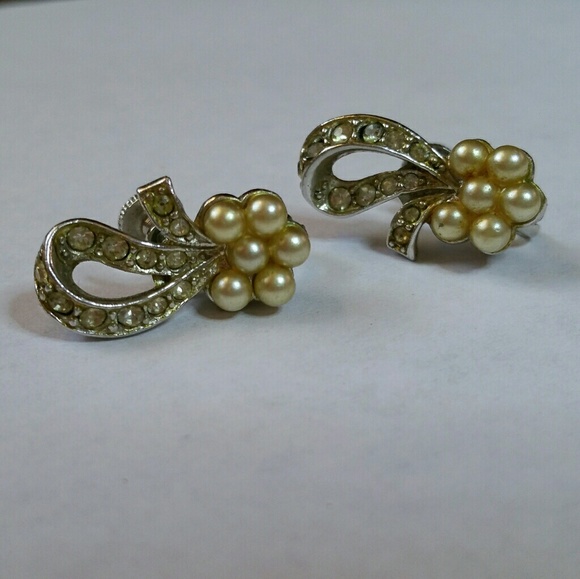 Vintage rhinestone/pearl bow screwback earrings - Picture 3 of 6